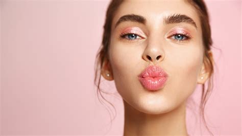 Viral TikToks: Captivating Lip.